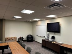 Une salle de réunion avec éclairage fluorescent